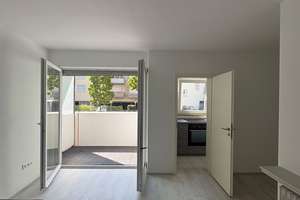 Sanierte 1-Zimmer Hochparterre Wohnung mit Einbauküche und Balkon 