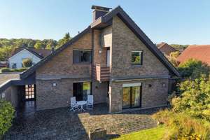 Großzügiges 224 m²-Familienhaus mit großer Garage, Balkon & geschütztem Garten
