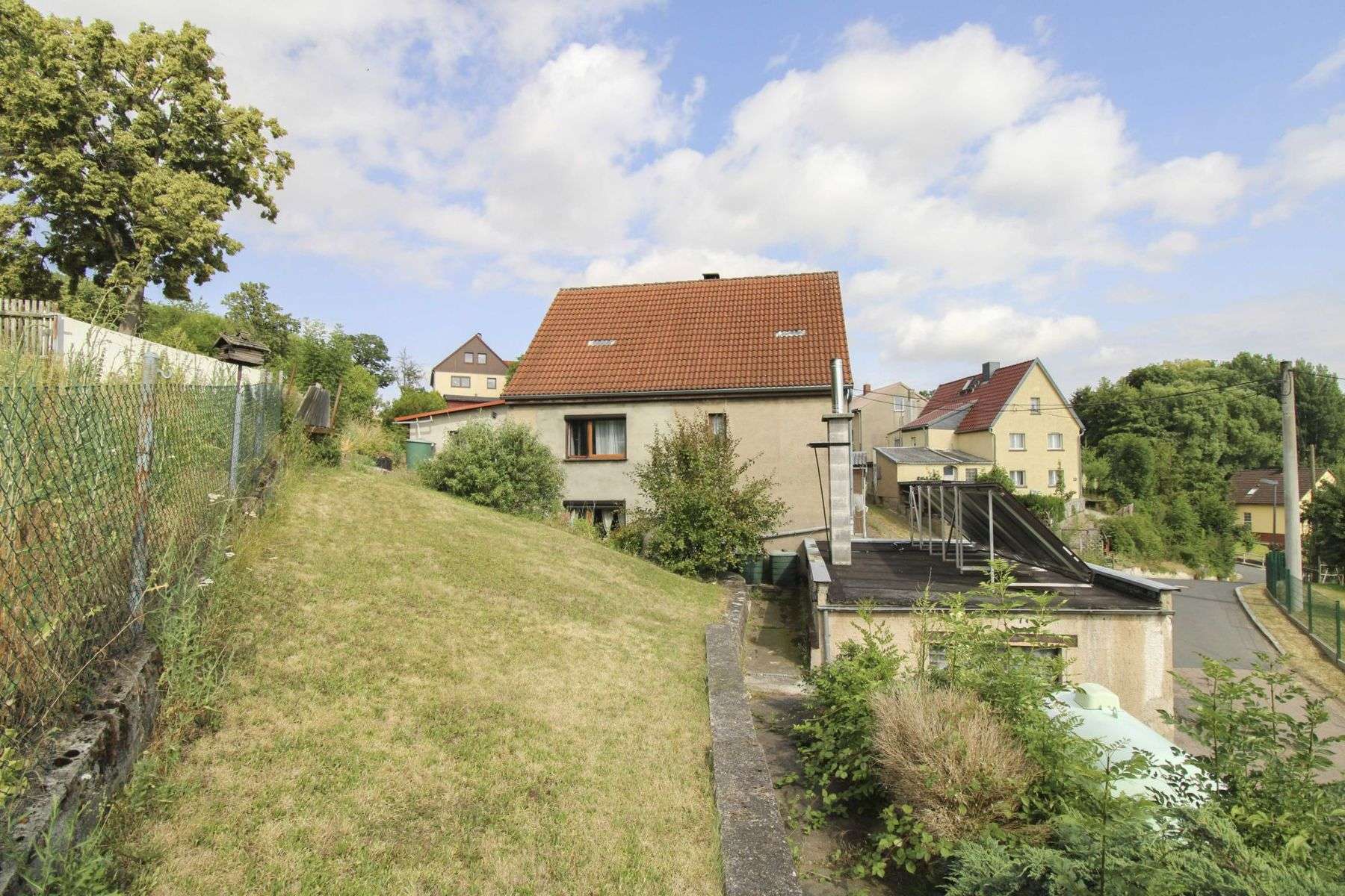 Charmantes Ein- oder Zweifamilienhaus mit Potenzial, großer Garage, Garten & Nebengebäuden, Mittelsachsen Kreis – Bild 3