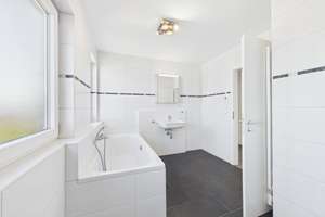 Attraktive Dachgeschosswohnung: 3 Zimmer, großer Balkon, EBK & TG mit Wallbox – Die vollständige Adresse der Immobilie erhältst du vom Anbieter., 75392 Deckenpfronn – Vorschaubild 14