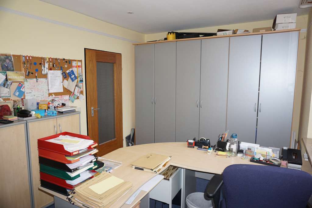 Immobilie in Bellheim - Drei-Familienhaus mit Doppelgarage, Carports und Garten - zur sofortigen Nutzung - Bild 3