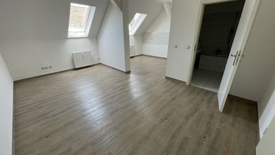 Frei ab 1.12.26 - Dachgeschoss * Designbelag + Wanne