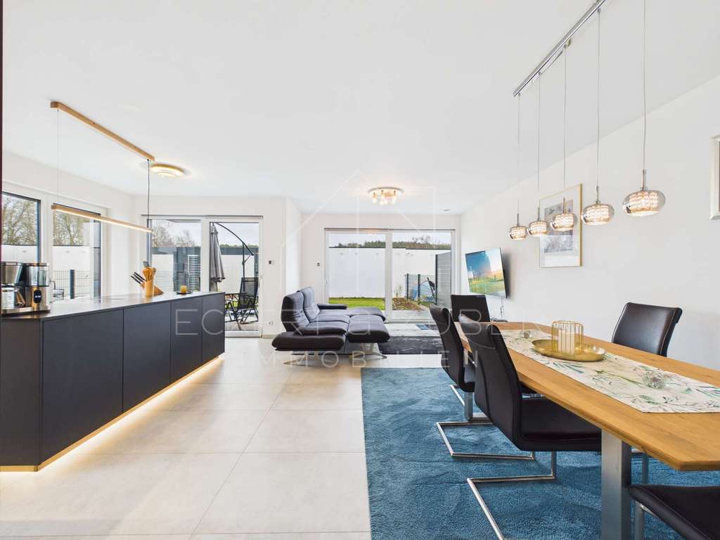 Immobilie in Großhabersdorf - Neuwertige 5-Zimmer-Doppelhaushälfte mit KNX, PV-Anlage & Doppelgarage - Bild 2