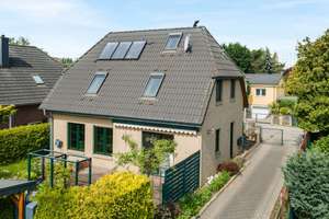 Einfamilienhaus in Marzahn - Inkl. Einbauküche, Fußbodenheizung, Rollläden, Garage, Treppenlift – Die vollständige Adresse der Immobilie erhältst du vom Anbieter., 12685 Marzahn, Berlin – Vorschaubild 2