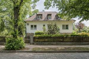 Stilvolle Villa mit zwei Wohneinheiten auf großzügigem Grundstück