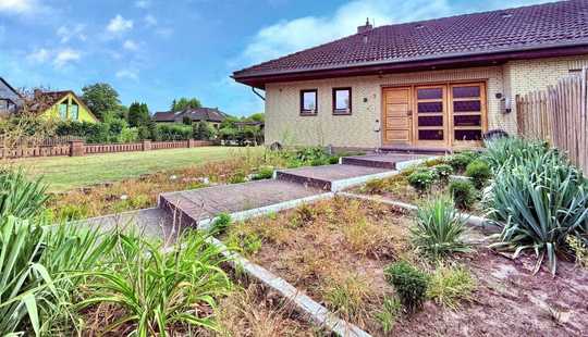 Bild von Entspannter Wohlfühl-Bungalow mit Garage/Carport/Keller und liebevollem Erholungsgarten für alle G