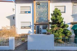 Provisionsfrei - Super gepflegtes Dreifamilienhaus mit tollen Grundrissen, am Schwimmbad – Die vollständige Adresse der Immobilie erhältst du vom Anbieter., 68782 Brühl – Vorschaubild 1