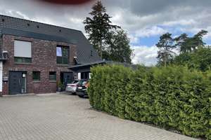 Schöne Doppelhaushälfte mit vier Zimmern im Grünen