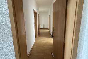 Frisch renovierte 2-ZKB mit Balkon und Fensterbad mit Eckwanne und Dusche