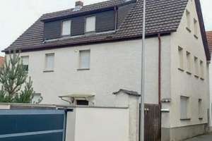 Zweifamilienhaus mit großem Grundstück und viel Potential durch Nebengebäude und Baugrund