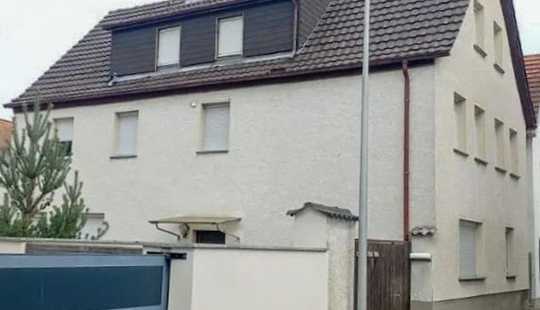 Bild von Zweifamilienhaus mit großem Grundstück und viel Potential durch Nebengebäude und Baugrund