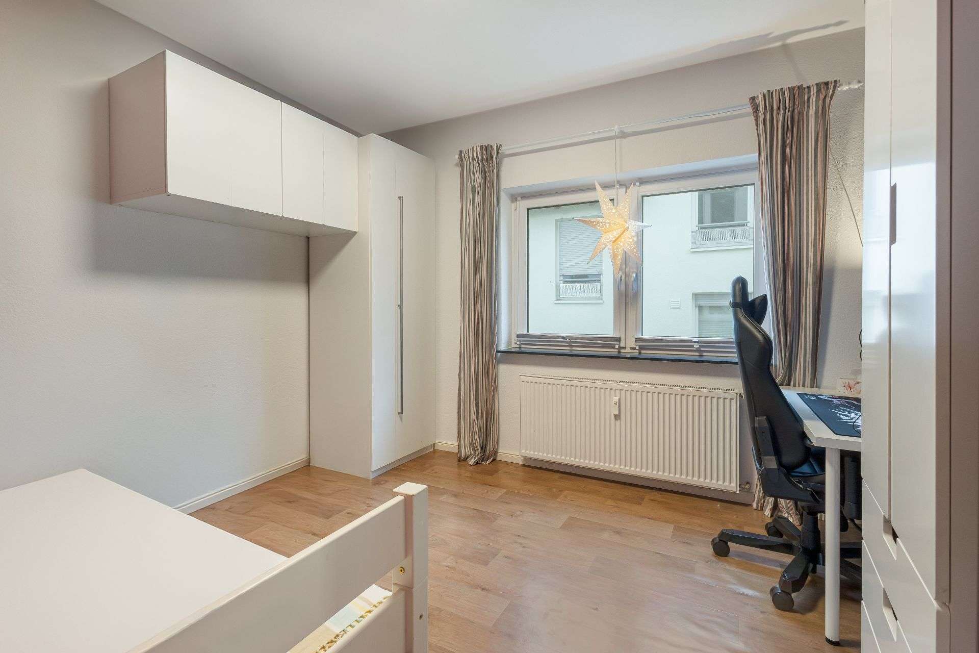 Immobilie in Schwalbach - Wohnen und Investieren: Saniertes Mehrfamilienhaus in attraktiver Feldrandlage in Schwalbach/Ts. - Bild 9