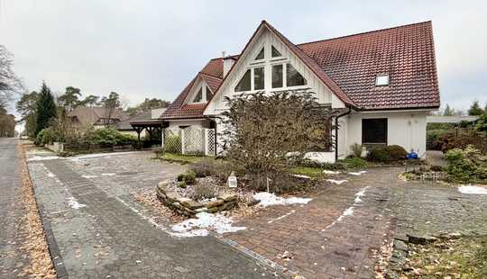 Bild von Ansprechendes Architekten-/Mehrfamilienhaus mit vielen Möglichkeiten in reizvoller Waldrandlage