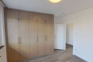 Viel Raum zum Leben: Gepflegte 4-Zimmer-Wohnung mit Balkon, Einbauschränken & 2 Bädern – Am Heilandsfrieden 15, 33104 Schloß Neuhaus, Paderborn – Vorschaubild 3