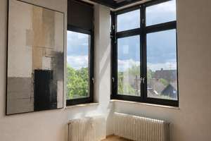 Ca. 80 m²-DG-Atelierwohng. auf 2 Ebenen mit 3,5 Zimmern, DKB und Stellpl. ab 1.8. z. verm.