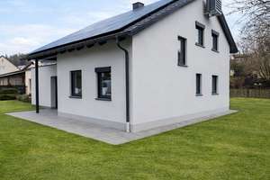 Kernsaniertes EFH mit 21,6 kW PV-Anlage, Südgarten & großer Terrasse in Regenstauf