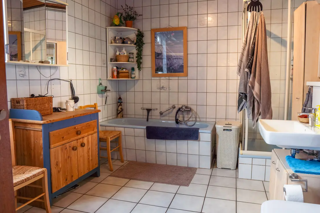 Helles Tageslichtbad mit Dusche und Badewanne