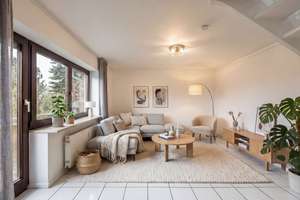 Charmante und gut geschnittene Maisonette-Wohnung mit Balkon in grüner Lage