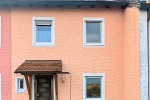 Modernisiertes Reihenhaus mit Terrasse, schönem Garten und Garage zu vermieten – Stettiner Str. 65, 95326 Kulmbach – Vorschaubild 2