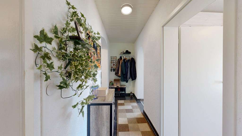 Immobilie in Hagenbach - ~~ GEPFLEGTE DREI ZIMMER WOHNUNG MIT BALKON, KELLERABTEIL, GARAGE UND STELLPLATZ ~~ - Bild 2