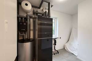 Sofort bezugsfertig! Einfamilienhaus BJ 2022
Top-Lage bei Leipzig & Halle
143 qm und 5 Zimmer – Semoyer Weg 3, 6796 Brehna – Vorschaubild 23