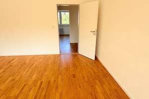 Lichtdurchflutete 3-Zimmer-Wohnung mit Balkon und Einbauküche – Flaschenträgerstraße 13, 81927 Englschalking, München – Vorschaubild 3