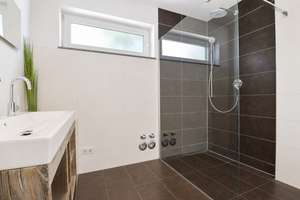 Mehrgenerationen-Villa mit Pool, Penthouse und außergewöhnlichem Wohnkomfort – Die vollständige Adresse der Immobilie erhältst du vom Anbieter., 81825 Gartenstadt Trudering, München – Vorschaubild 12