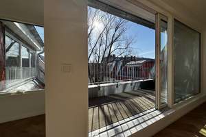 PROVISIONSFREI.. SEHR SCHÖNE, HELLE DACHGESCHOSS-WOHNUNG M. 2 BÄDER U. TERRASSE, LIFT U. WEITBLICK – John-Schehr-Str. 4, 10407 Prenzlauer Berg, Berlin – Vorschaubild 1