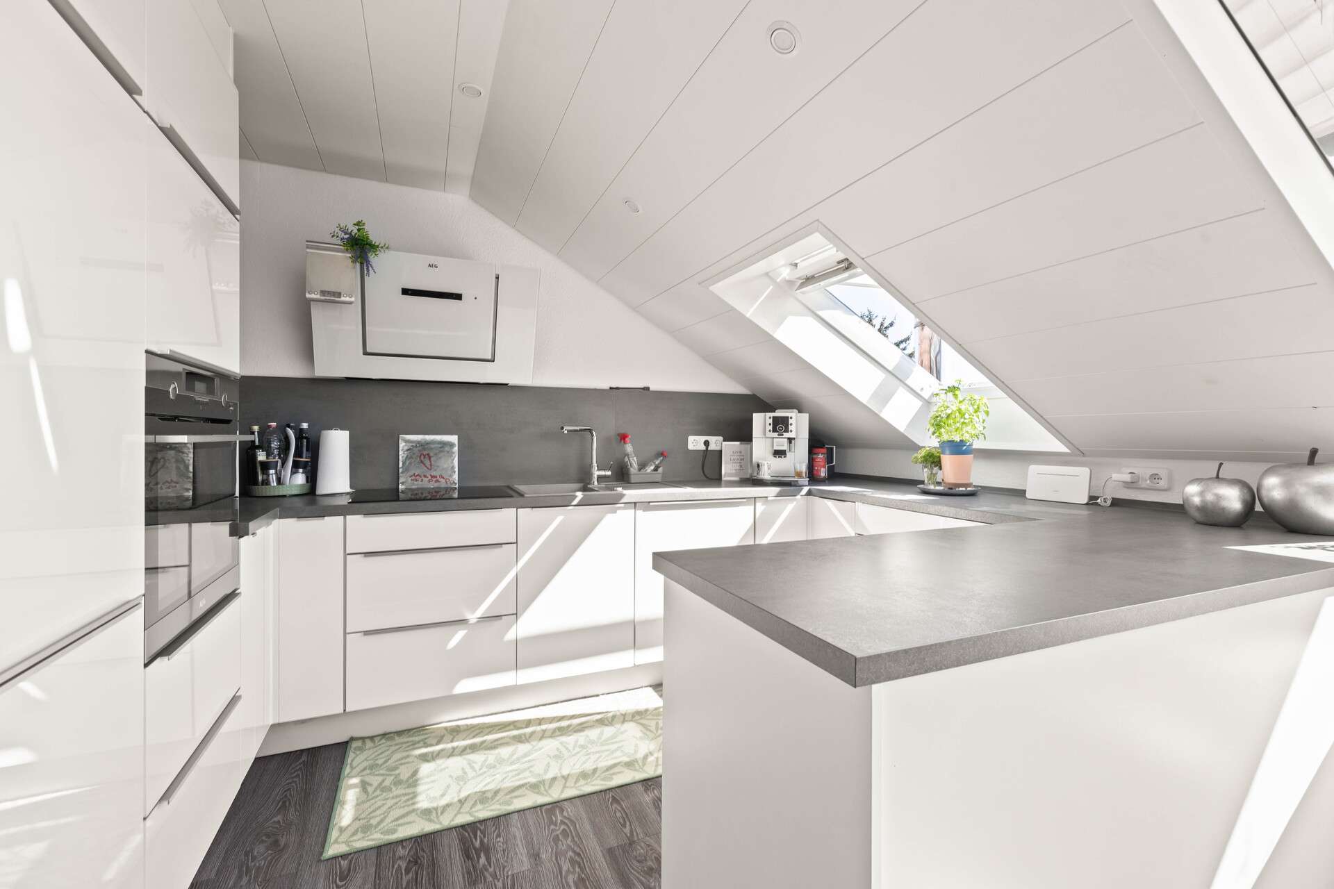 Immobilie in Hohentengen am Hochrhein - Platzwunder mit 2 Wohneinheiten - ca. 324 m² Wohnfläche, XXL-Dachterrasse - modernisiert inkl. PV - Bild 2