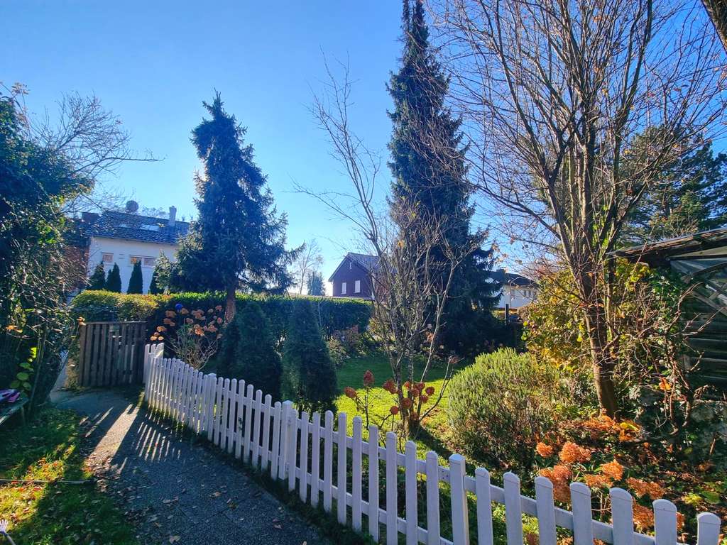 Immobilie in Kirchseeon - „Wohn(t)raum mit Seltenheitswert: DG-Charme trifft auf 95 m² privaten Gartenanteil“ - Bild 2