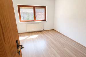 Vielseitiges Zweifamilienhaus mit Garage & Doppelgarage in ruhiger Lage von Weisel – Die vollständige Adresse der Immobilie erhältst du vom Anbieter., 56348 Weisel – Vorschaubild 8