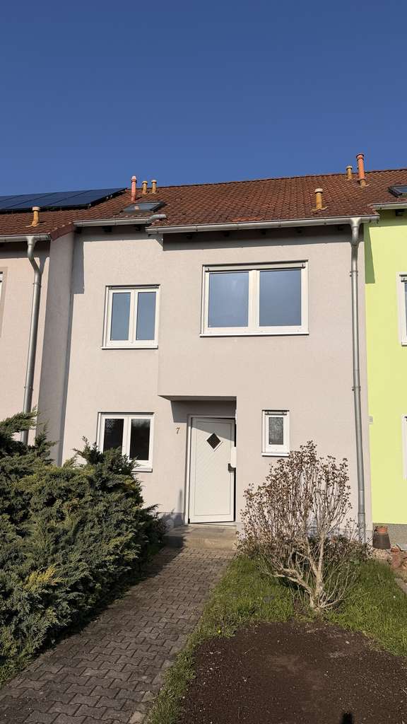 Immobilie in Pegau - Vollunterkellertes Reihenhaus in ruhiger Stadtrandlage mit Garten und separater Garage - Bild 1