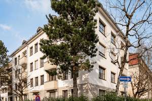Traumlage Alt-Bogenhausen: Vermietete 3-ZKB mit Balkon, Lift und zwei Duplex Stellplätzen – Die vollständige Adresse der Immobilie erhältst du vom Anbieter., 81679 Altbogenhausen, München – Vorschaubild 4