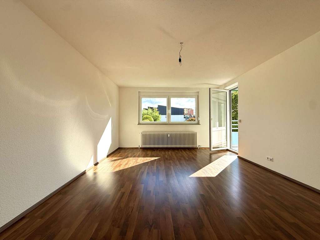 Modernisierte 2-Zi.-Wohnung mit viel Platz, Sonnenbalkon und PKW-Stellplatz in Nellingen ***