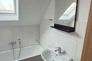 Frisch renovierte 2-Zimmer-Dachgeschoss-Wohnung mit neuem Bad und Garage in Gelsenkirchen-Horst – Die vollständige Adresse der Immobilie erhältst du vom Anbieter., 45899 Horst, Gelsenkirchen – Vorschaubild 2