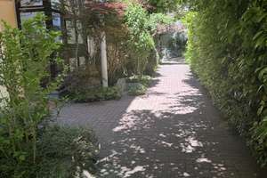 Sehr schöne Dachgeschoßwohnung mit Terrasse in Top-gepflegten Mehrfamilienhaus mit TG-Stellplatz