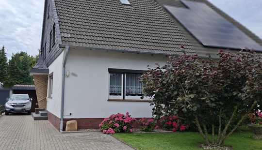 Bild von Gepfl. Doppelhaushälfte - ruhige Lage - große Garage - großzügige Auffahrt für PKW ´s und  Wohnmobil