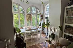 Altbauwohnung mit Erker, hohen Stuckdecken und Blick in den Garten