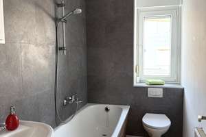 Frisch renoviert mit Balkon, bei Bedarf mit Einbauküche