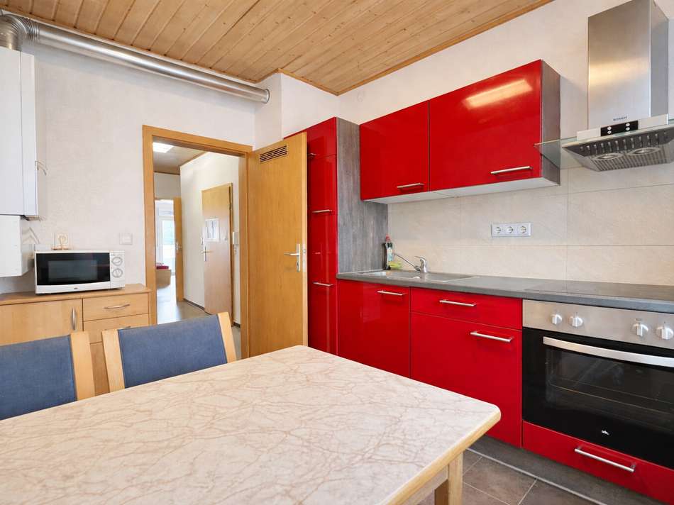 Küche mit Blick in Flur