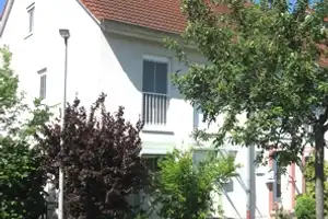 Modernes Reiheneckhaus mit schönem Garten, mit Garage, 2 Stellplätzen und Einbauküche – Bamberg (Kreis) – Vorschaubild 1