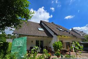 Großzügiges Haus mit Einliegerwohnung, Doppelgarage und großem Garten in Reichenbrand