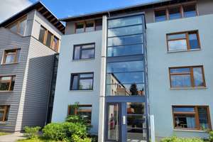 ***SEHR GEPFLEGTE WOHNUNG IN SCHÖNER LAGE MIT GROSSEM BALKON UND STELLPLATZ***