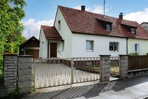 AIGNER - Charmante Doppelhaushälfte mit großzüzigem Garten in Neubiberg
