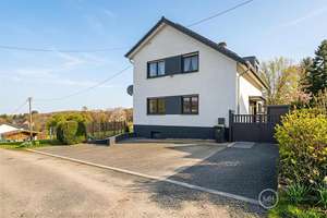 MANNELLA *Modernisiertes Einfamilienhaus mit kleinem Gästehaus* Photovoltaik und herrlichem Weitblic – Die vollständige Adresse der Immobilie erhältst du vom Anbieter., 53819 Neunkirchen-Seelscheid – Vorschaubild 1
