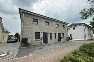 Modernes Wohnen in Soltau: Neuwertiges Doppelhaus