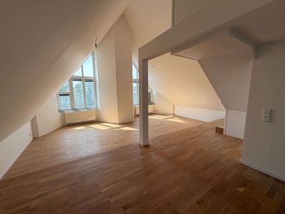 Moderne Maisonette-Dachgeschosswohnung in bester Lage – Erstbezug nach Modernisierung