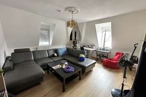 Schöne DG-Wohnung mit Bühne