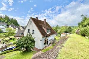 **Gepflegtes Ein-/Zweifamilienhaus mit Garten und Carport in toller Lage von Niederfischbach** – Die vollständige Adresse der Immobilie erhältst du vom Anbieter., 57572 Niederfischbach – Vorschaubild 2
