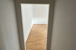 Großzügige und vermietete 1-Zimmer mit EBK, Dusche und Laminat in zentraler Lage! – Die vollständige Adresse der Immobilie erhältst du vom Anbieter., 9130 Sonnenberg, Chemnitz – Vorschaubild 6